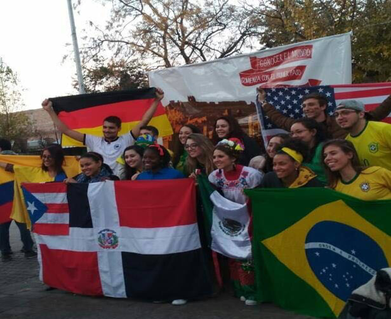 vrijwilliger fabian op zijn uitwisseling in argentinië met vrienden die vlaggen vasthouden
