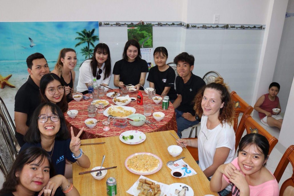 uitwisselingsdeelnemer bij een diner met collega's in vietnam