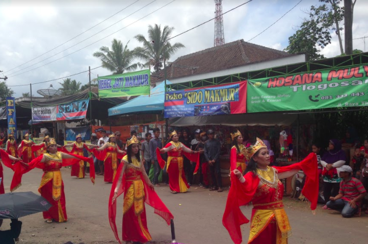 Kleurrijke dansers in de straten van Indonesië