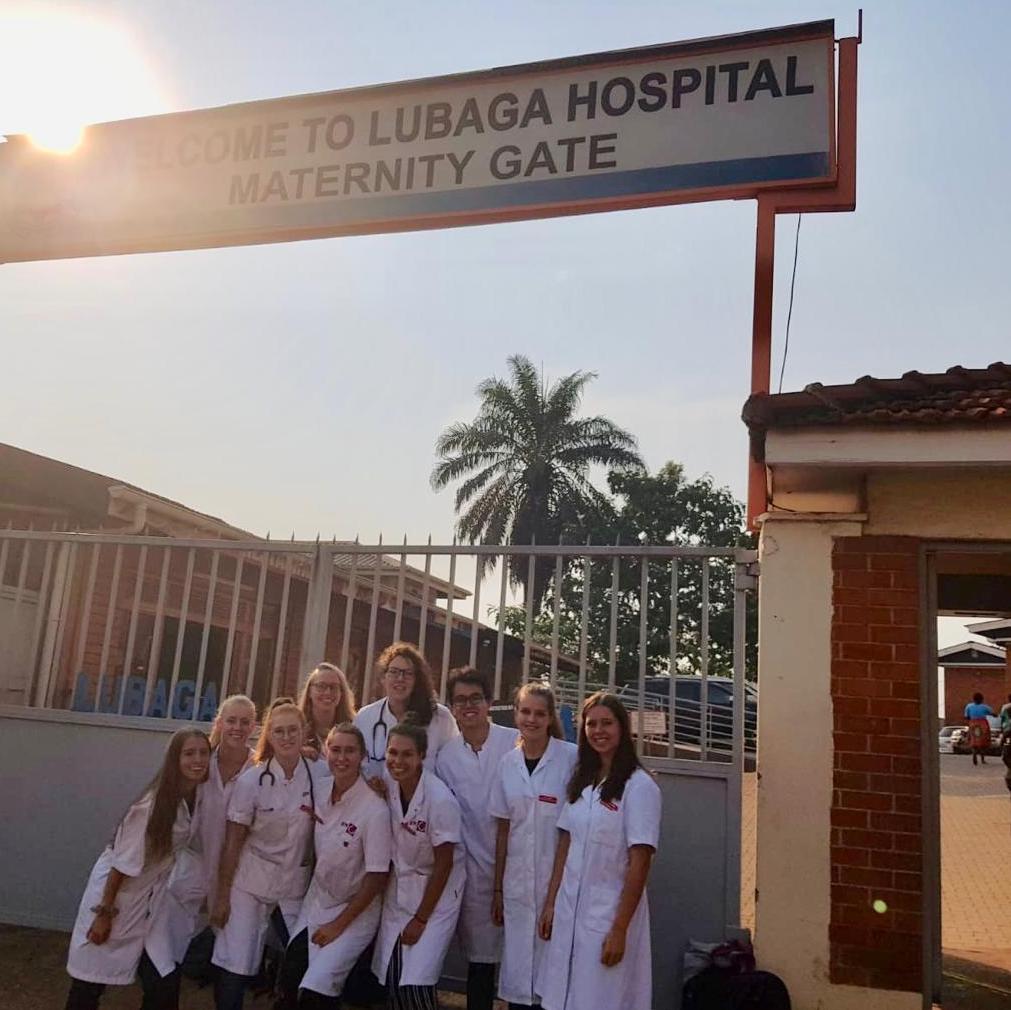 Stagiaire geneeskunde in een ziekenhuis in Uganda met collega's